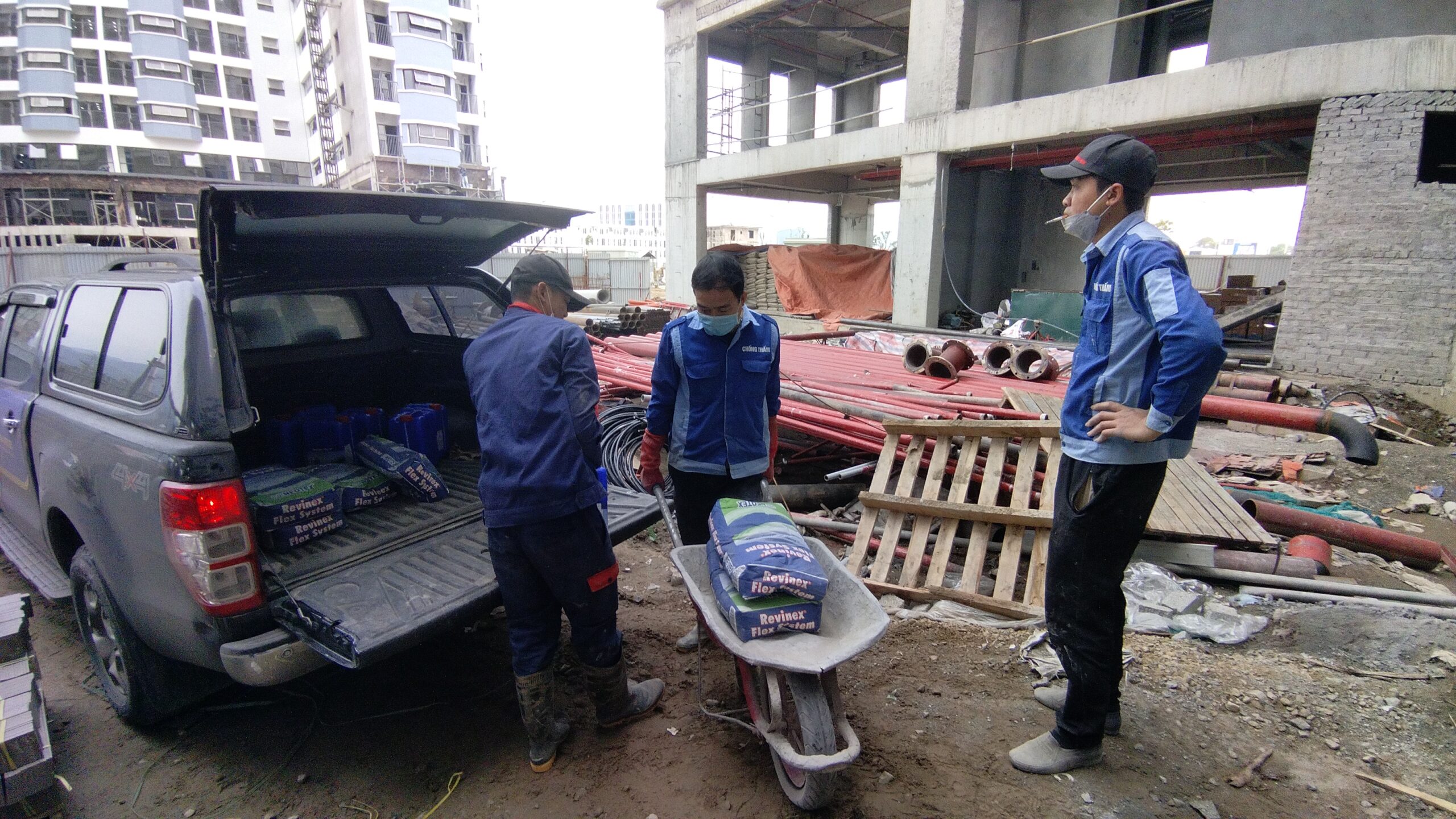 Dùng vật liệu chống thấm đảm bảo chất lượng, có độ bền cao cho các công trình nhà vệ sinh.